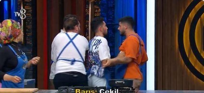 MasterChef Barış mavi önlüğü çıkardı, siyahı giydi! MasterChef All Star'da Barış diskalifiye mi oldu?