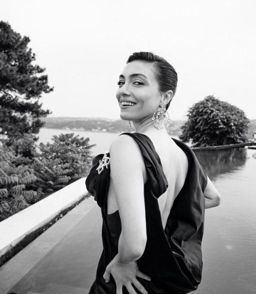 Merve Dizdar’dan meslektaşlarına övgü! 'Yurt dışında yolda yürüyemiyorlar'