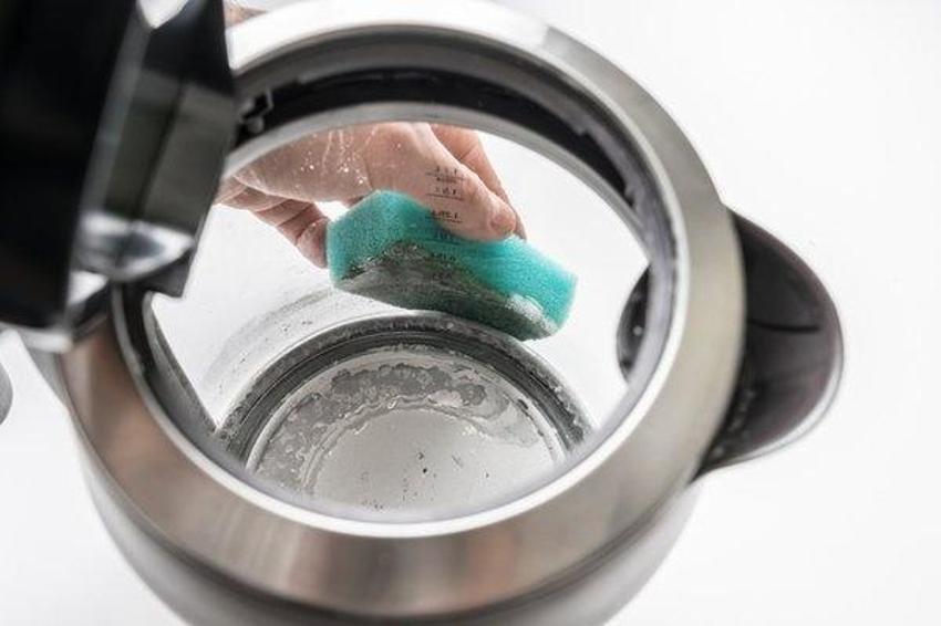 Kettle, airfryer temizliğinde bu yöntem işe yarıyor! Bir kaşık ekleyince prıl pırıl parlıyor!