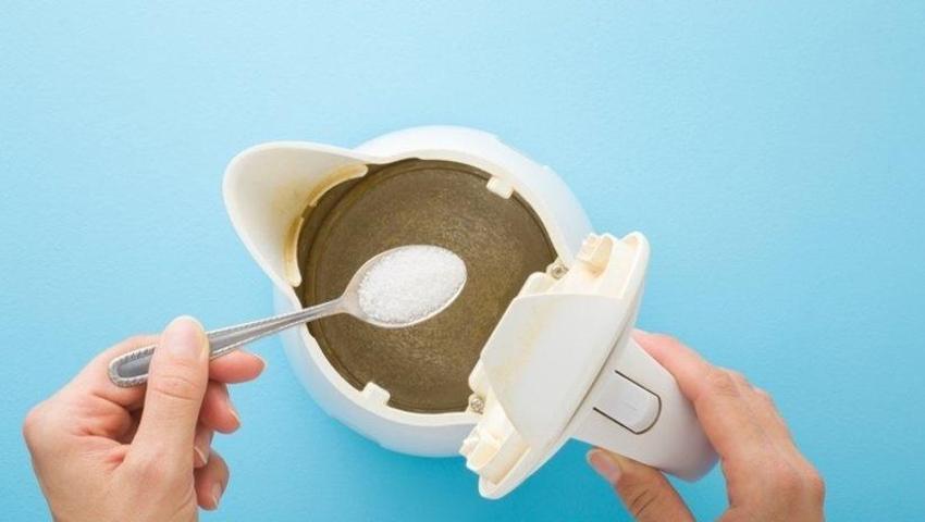 Kettle, airfryer temizliğinde bu yöntem işe yarıyor! Bir kaşık ekleyince prıl pırıl parlıyor!