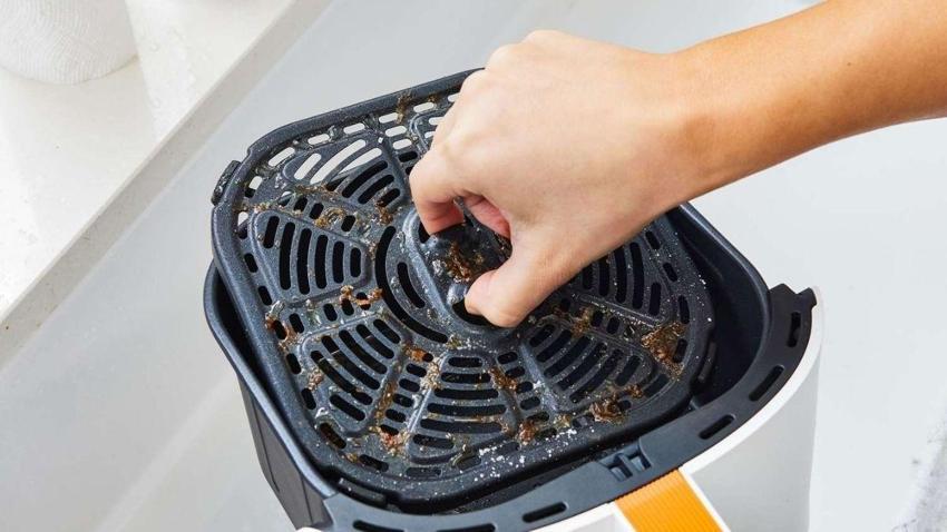 Kettle, airfryer temizliğinde bu yöntem işe yarıyor! Bir kaşık ekleyince prıl pırıl parlıyor!