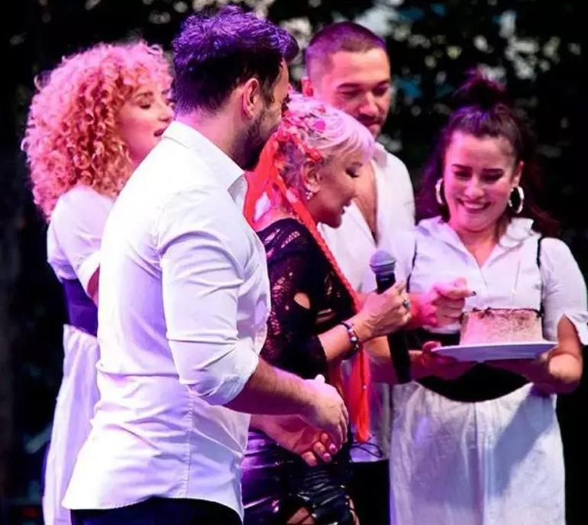 Yonca Evcimik sahne tarzıyla dillere düştü! Jet açıklama geldi