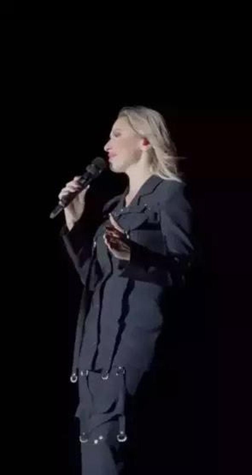 Hadise sahnede gözyaşlarına boğuldu! 'Önce o, sonra ben'