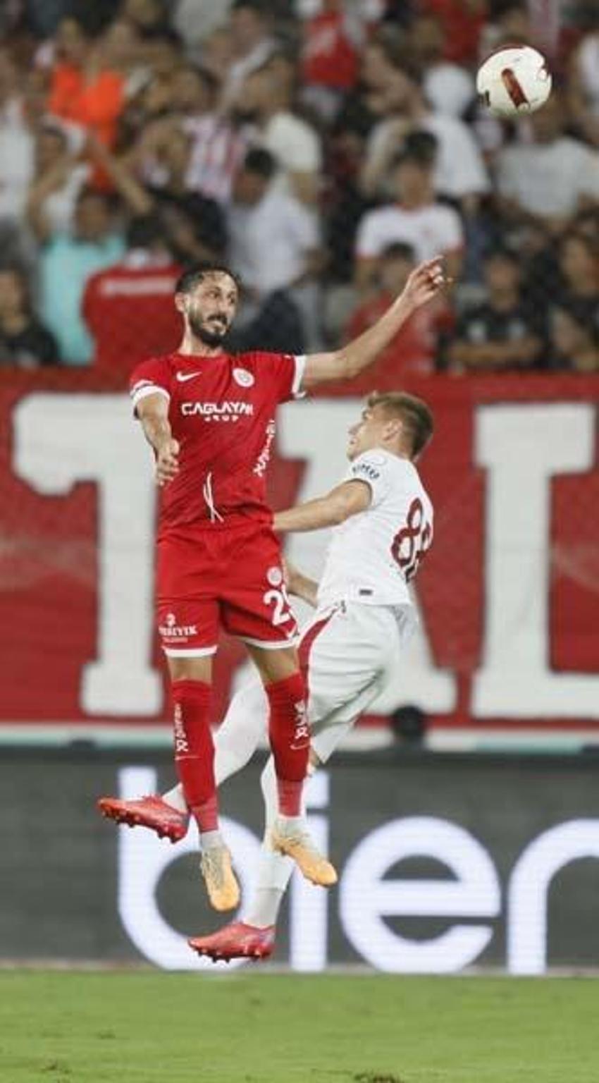 Antalyaspor-Galatasaray maçının ardından çarpıcı yorum: Bir beden büyük forma giymek zorunda...