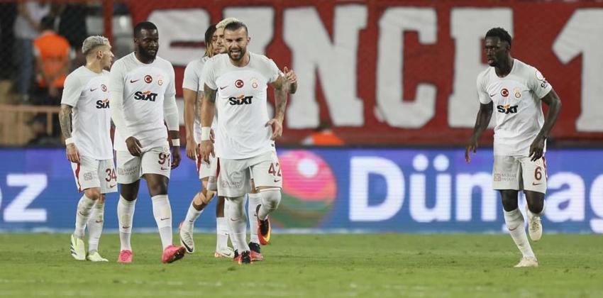 Antalyaspor-Galatasaray maçının ardından çarpıcı yorum: Bir beden büyük forma giymek zorunda...