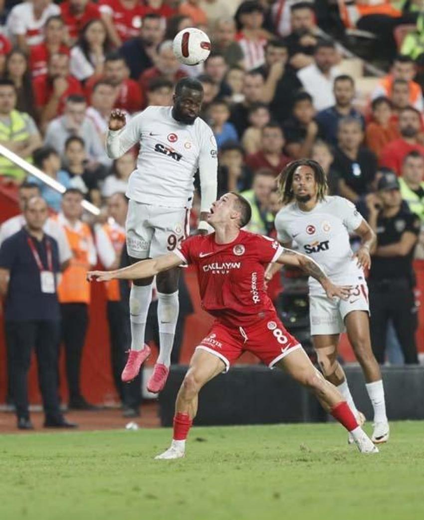 Antalyaspor-Galatasaray maçının ardından çarpıcı yorum: Bir beden büyük forma giymek zorunda...