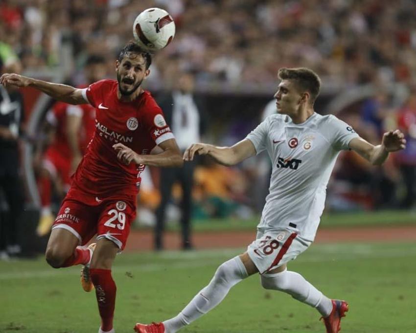 Antalyaspor-Galatasaray maçının ardından çarpıcı yorum: Bir beden büyük forma giymek zorunda...
