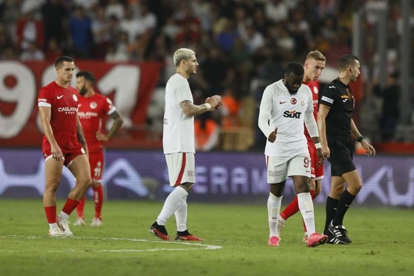 Antalyaspor-Galatasaray maçının ardından çarpıcı yorum: Bir beden büyük forma giymek zorunda...