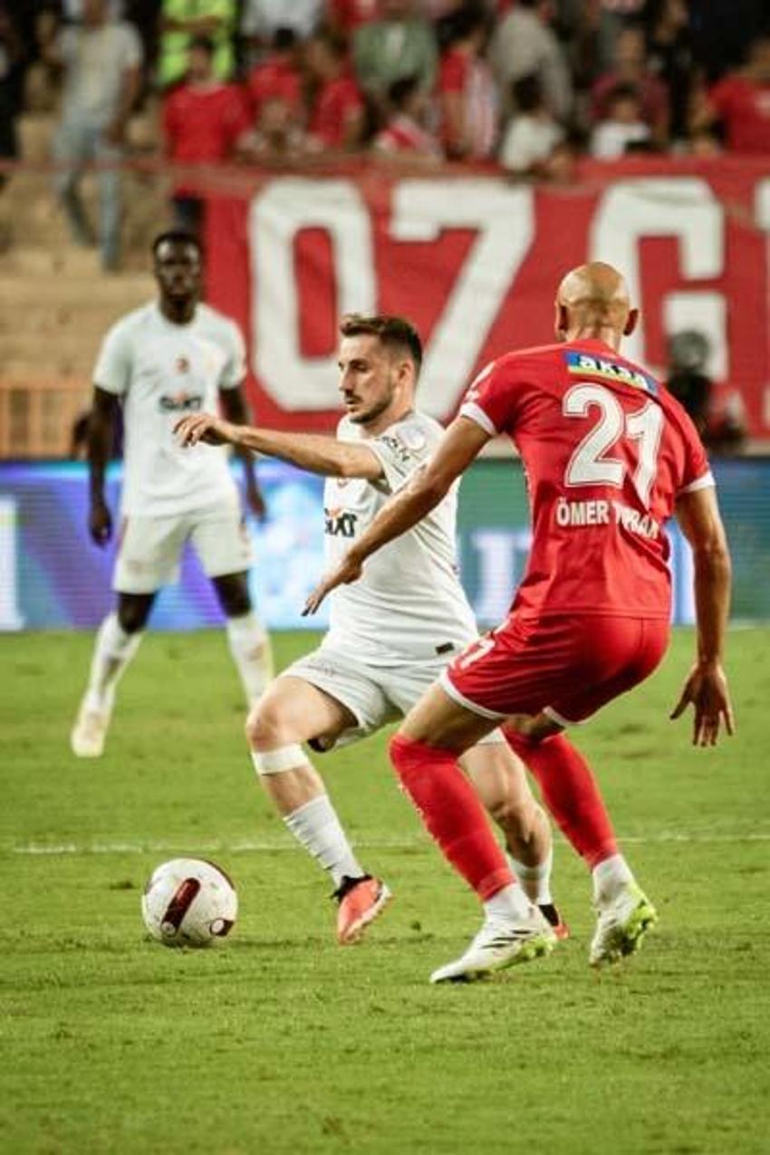 Antalyaspor-Galatasaray maçının ardından çarpıcı yorum: Bir beden büyük forma giymek zorunda...