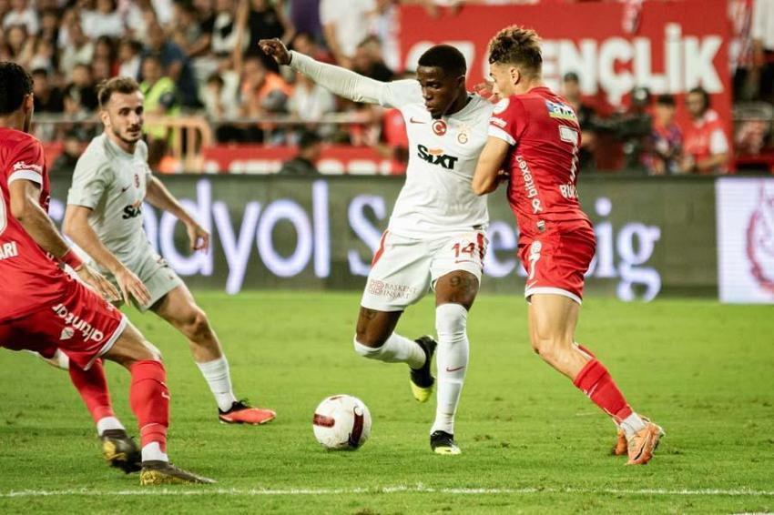 Antalyaspor-Galatasaray maçının ardından çarpıcı yorum: Bir beden büyük forma giymek zorunda...