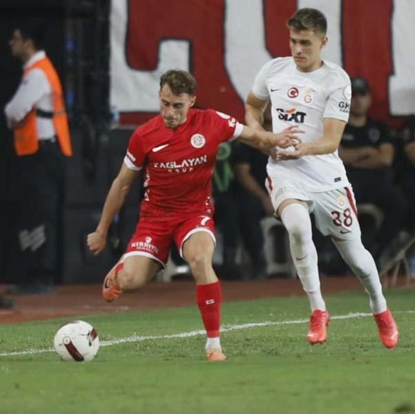 Antalyaspor-Galatasaray maçının ardından çarpıcı yorum: Bir beden büyük forma giymek zorunda...