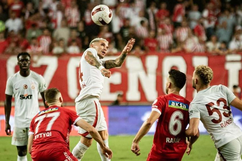 Antalyaspor-Galatasaray maçının ardından çarpıcı yorum: Bir beden büyük forma giymek zorunda...