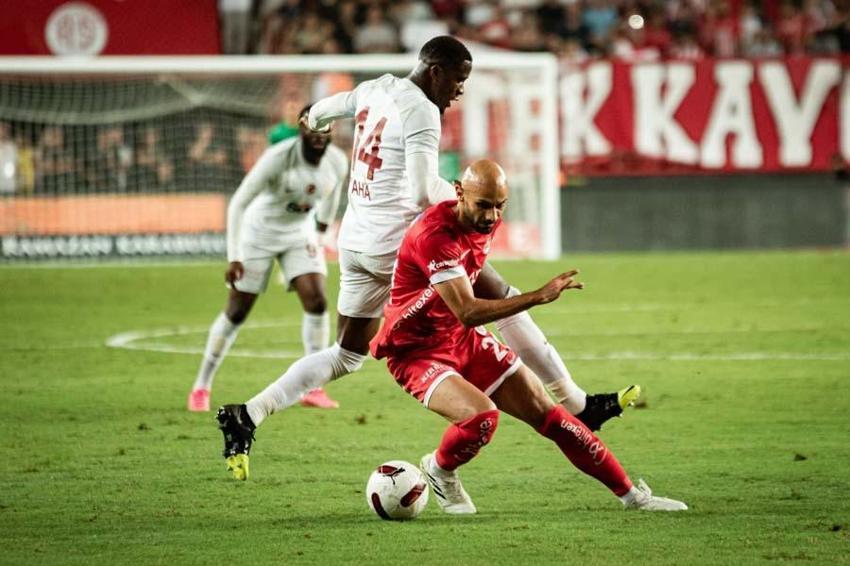 Antalyaspor-Galatasaray maçının ardından çarpıcı yorum: Bir beden büyük forma giymek zorunda...