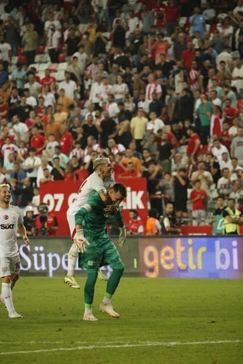 Antalyaspor-Galatasaray maçının ardından çarpıcı yorum: Bir beden büyük forma giymek zorunda...