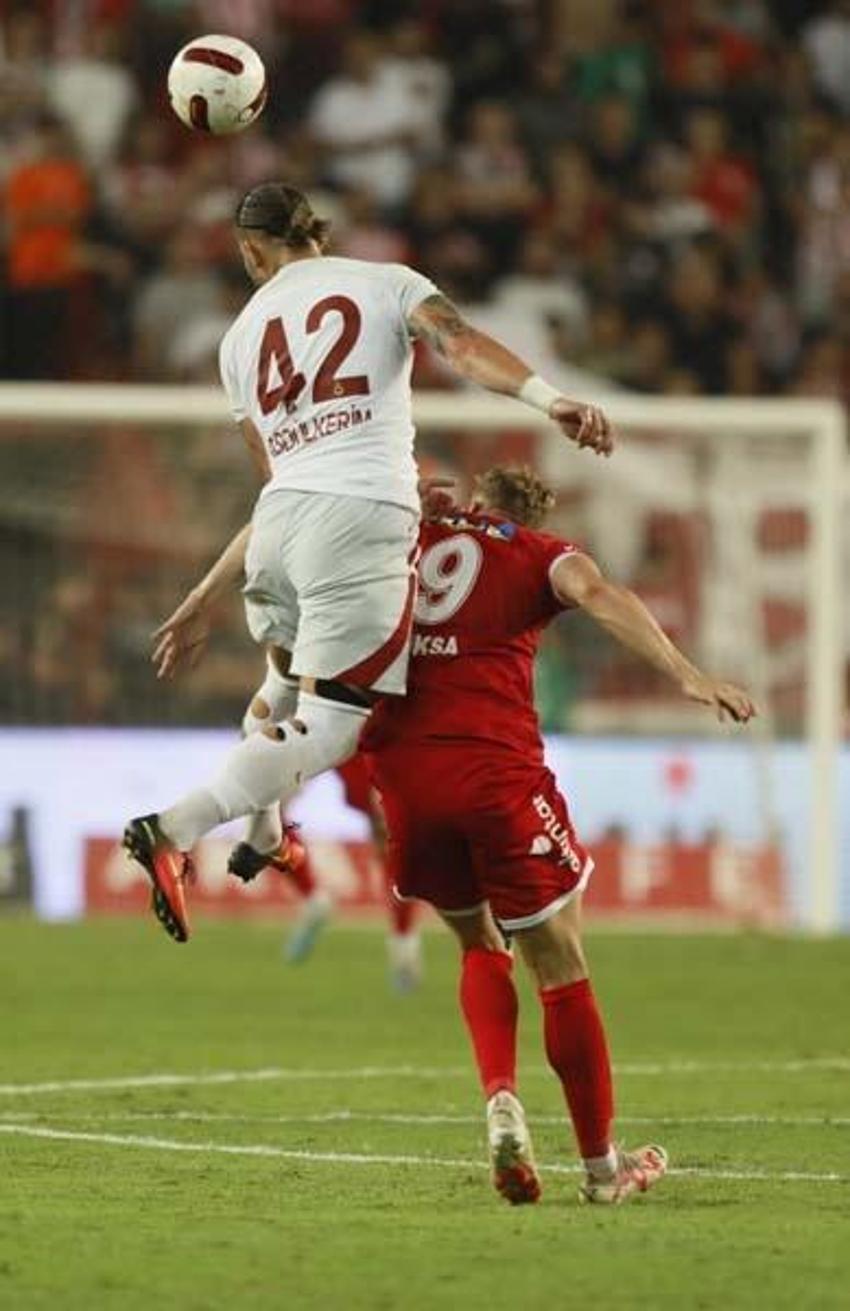 Antalyaspor-Galatasaray maçının ardından çarpıcı yorum: Bir beden büyük forma giymek zorunda...