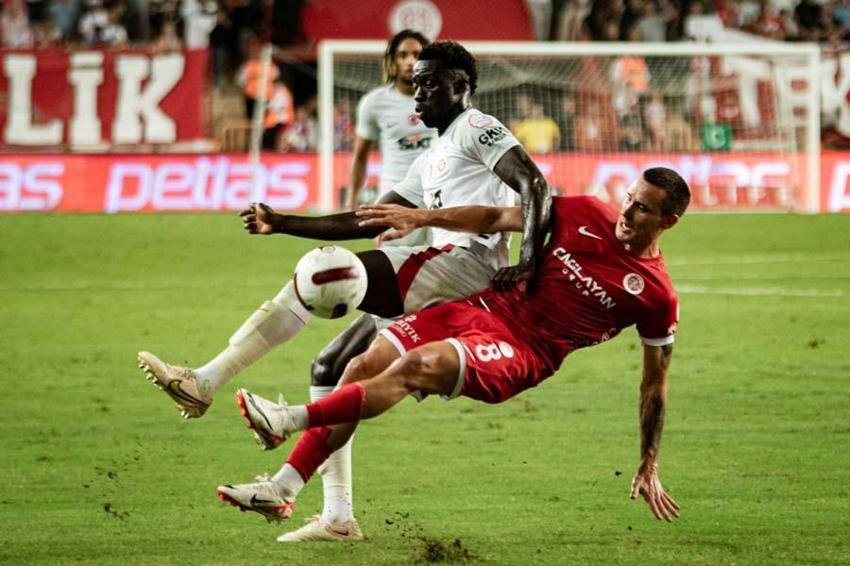 Antalyaspor-Galatasaray maçının ardından çarpıcı yorum: Bir beden büyük forma giymek zorunda...