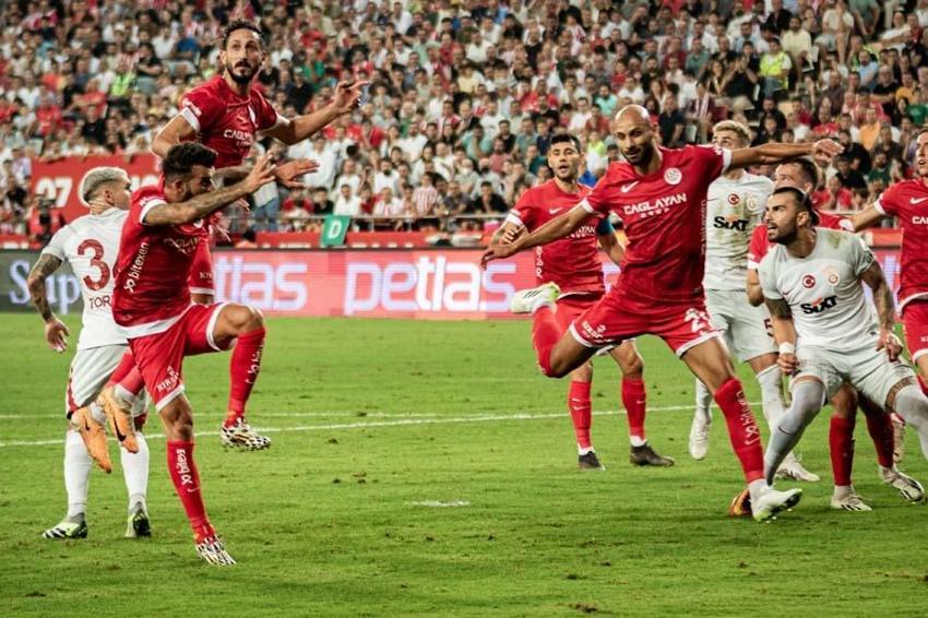 Antalyaspor-Galatasaray maçının ardından çarpıcı yorum: Bir beden büyük forma giymek zorunda...