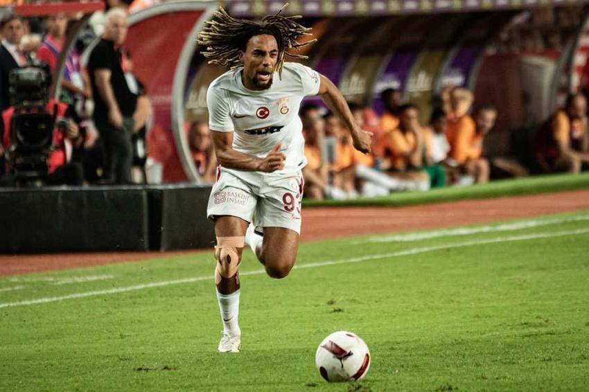 Antalyaspor-Galatasaray maçının ardından çarpıcı yorum: Bir beden büyük forma giymek zorunda...