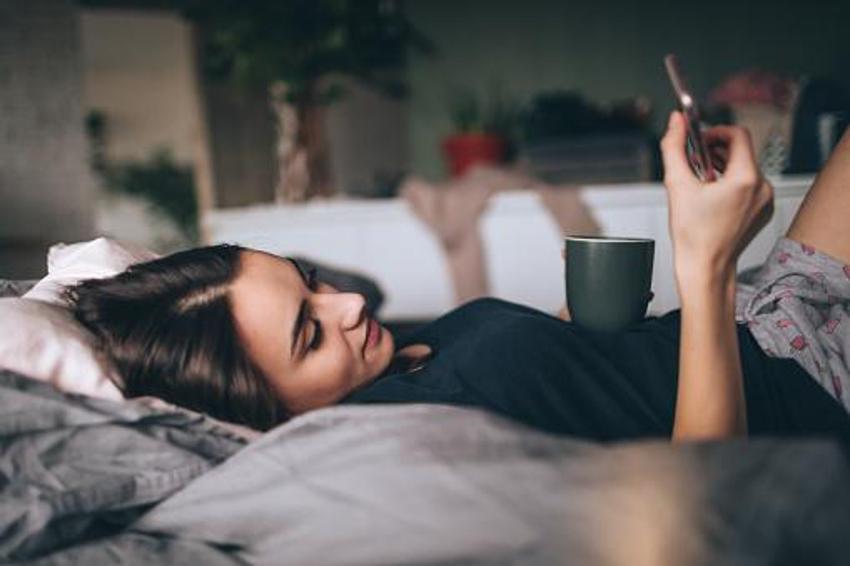 Cep telefonları yatakta bile yanımızda! Kritik uyarı geldi: Mutlaka kapatın