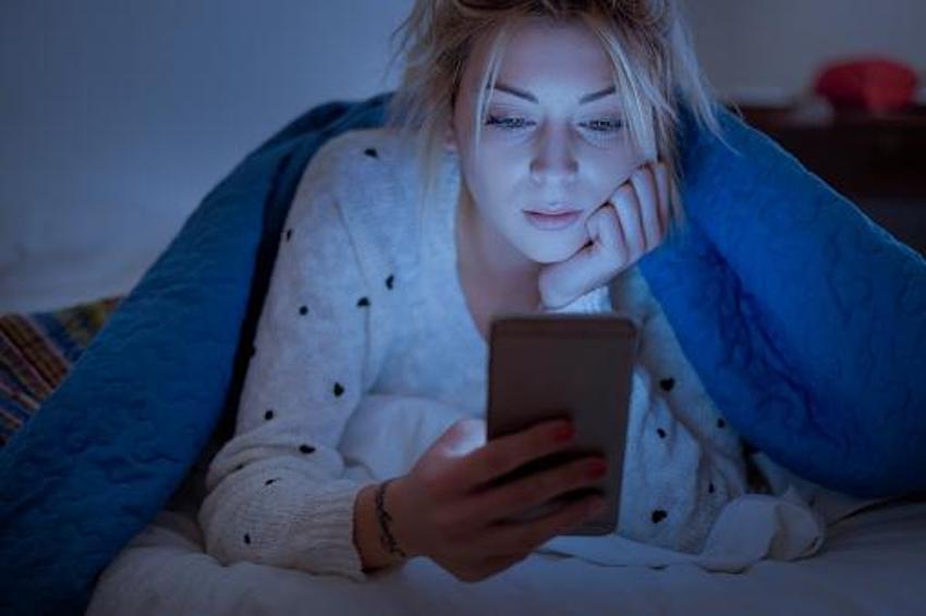 Cep telefonları yatakta bile yanımızda! Kritik uyarı geldi: Mutlaka kapatın
