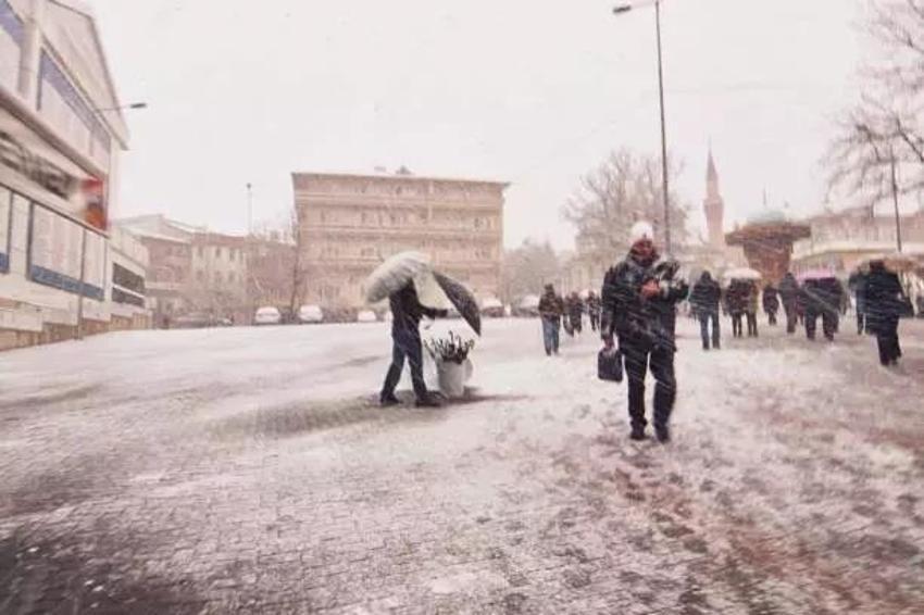 Bu yıl İstanbul'a kar ne zaman yağacak? İlk kar yağışı için tarih verildi! 2023 kışı o gün başlıyor!