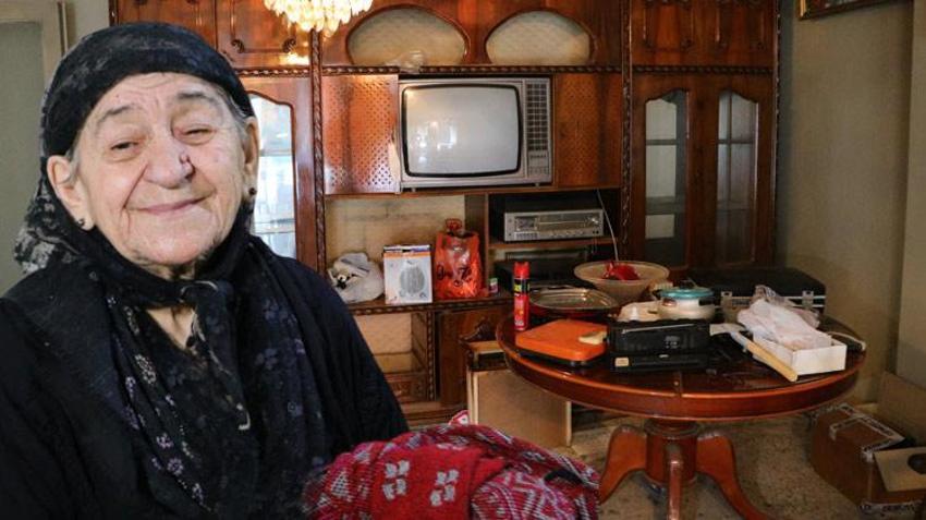 Çöp evin içerisinde zaman durdu! Yaşlı kadın yaşadığı dramı anlattı