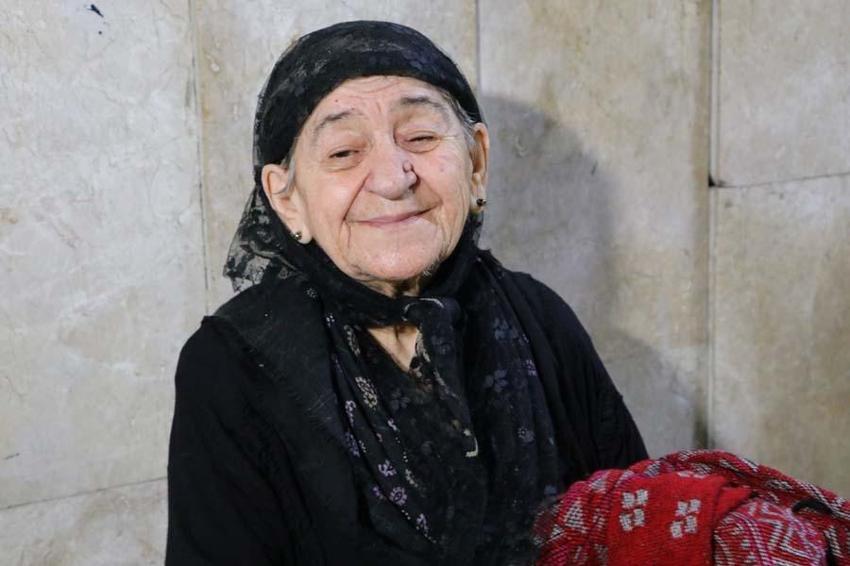 Çöp evin içerisinde zaman durdu! Yaşlı kadın yaşadığı dramı anlattı