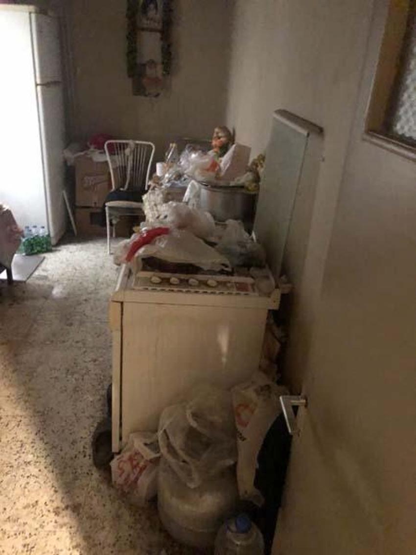 Çöp evin içerisinde zaman durdu! Yaşlı kadın yaşadığı dramı anlattı