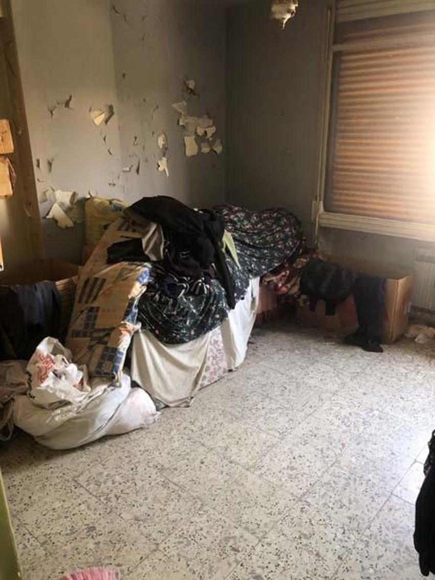 Çöp evin içerisinde zaman durdu! Yaşlı kadın yaşadığı dramı anlattı
