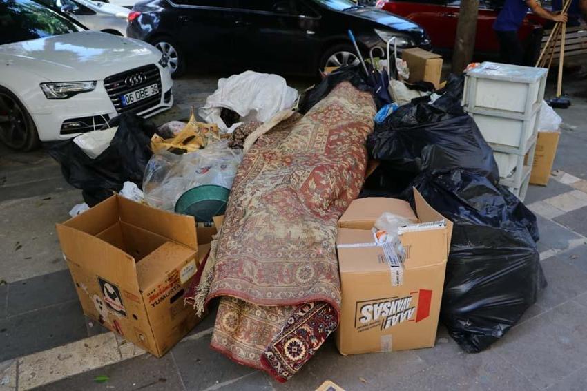 Çöp evin içerisinde zaman durdu! Yaşlı kadın yaşadığı dramı anlattı