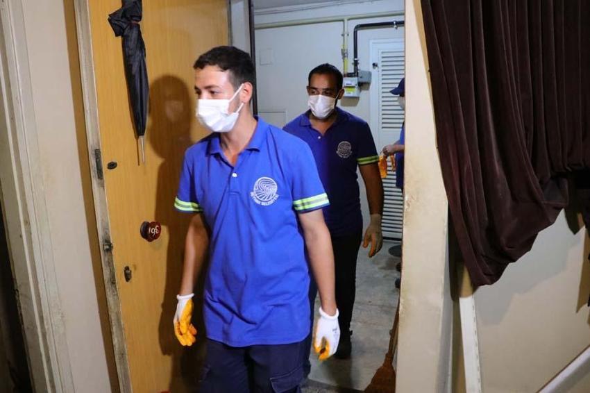 Çöp evin içerisinde zaman durdu! Yaşlı kadın yaşadığı dramı anlattı