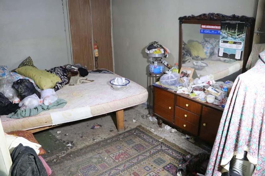 Çöp evin içerisinde zaman durdu! Yaşlı kadın yaşadığı dramı anlattı