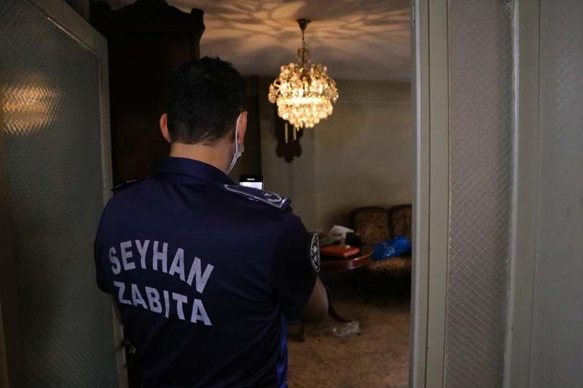 Çöp evin içerisinde zaman durdu! Yaşlı kadın yaşadığı dramı anlattı