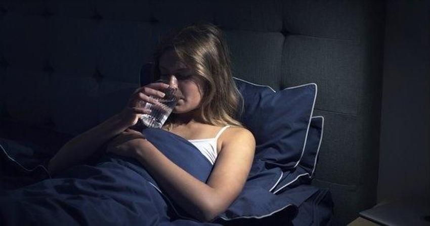 Horlamayı aynı gece bitiren içecek! Yatağın kenarından ayırmayın