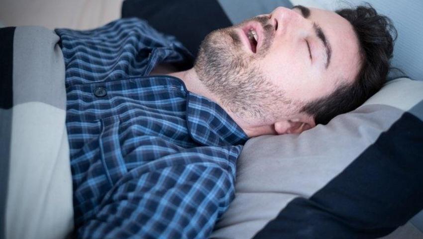 Horlamayı aynı gece bitiren içecek! Yatağın kenarından ayırmayın