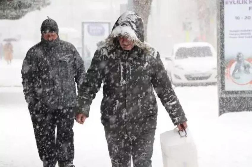 Kombiyi sobayı yakın! Yoğun kar yağışı ve soğuk hava geliyor! İstanbul'da yağış o tarihte başlıyor