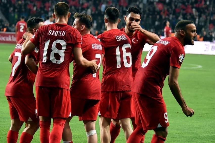 Tarihte bir ilk yaşayan Milli Takım Avrupa basınında: Montella'nın Türkiyesi Euro 2024'e katılmaya hak kazandı