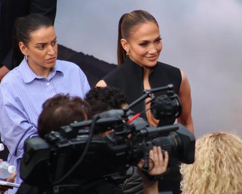 Jennifer Lopez bit pazarında! Kızının elini sıkı sıkı tuttu