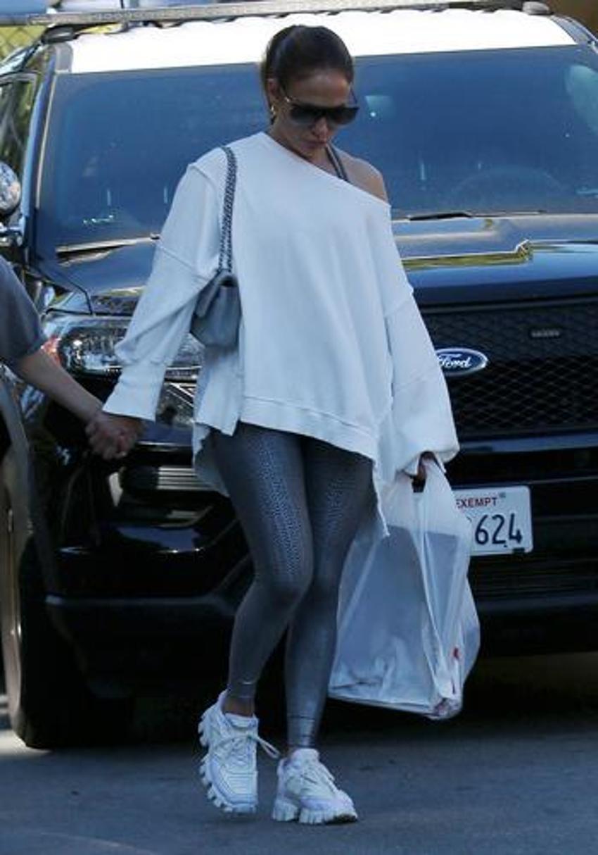 Jennifer Lopez bit pazarında! Kızının elini sıkı sıkı tuttu