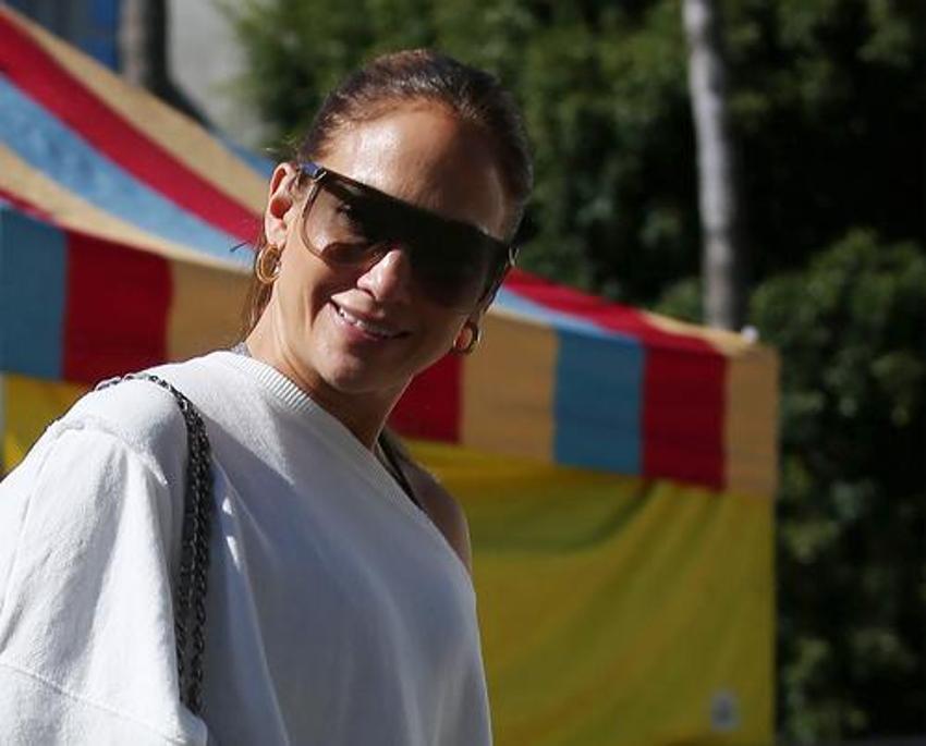 Jennifer Lopez bit pazarında! Kızının elini sıkı sıkı tuttu