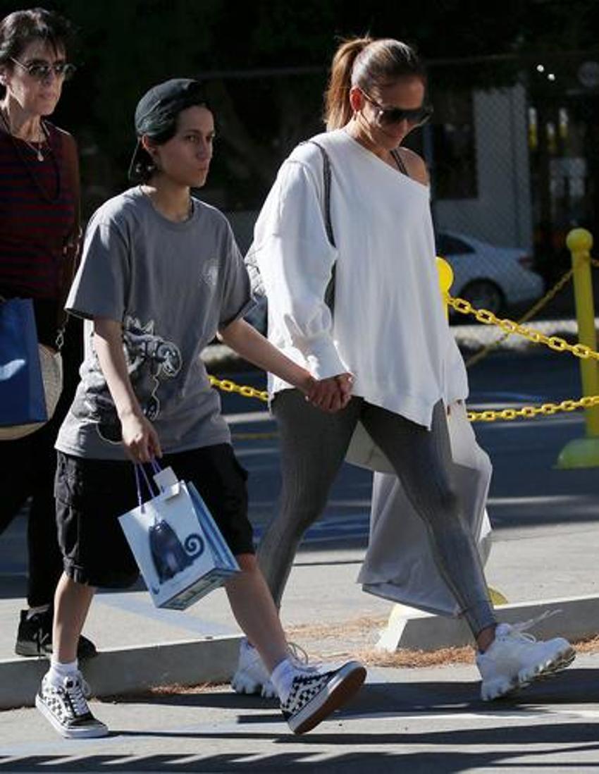Jennifer Lopez bit pazarında! Kızının elini sıkı sıkı tuttu