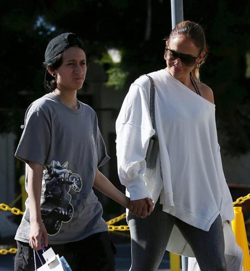 Jennifer Lopez bit pazarında! Kızının elini sıkı sıkı tuttu