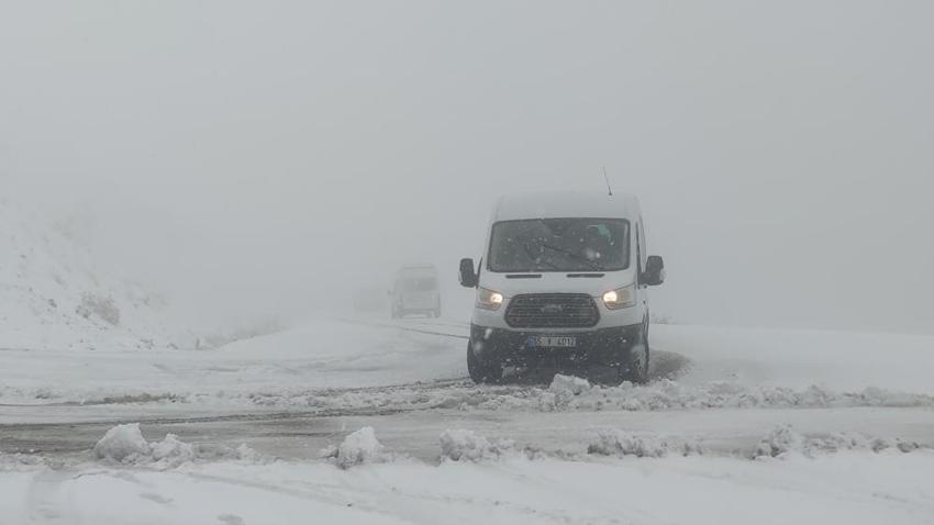 Kar yağışı fena vurdu! Bir anda bastırdı, Meteoroloji yeni tarih verdi, birçok ilde lapa lapa yağacak