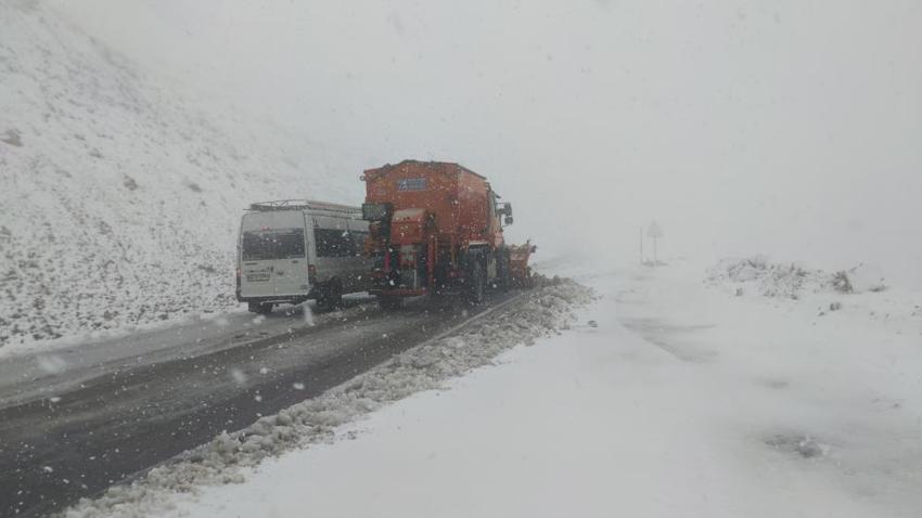 Kar yağışı fena vurdu! Bir anda bastırdı, Meteoroloji yeni tarih verdi, birçok ilde lapa lapa yağacak