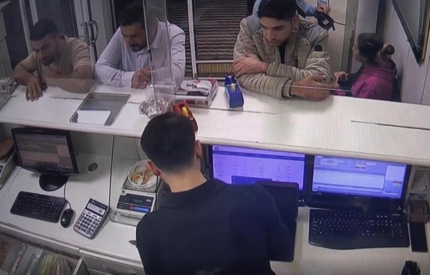 Birkaç saniye daldı, 100 bin lira verdi! Altın hesabı kameraya böyle yansıdı