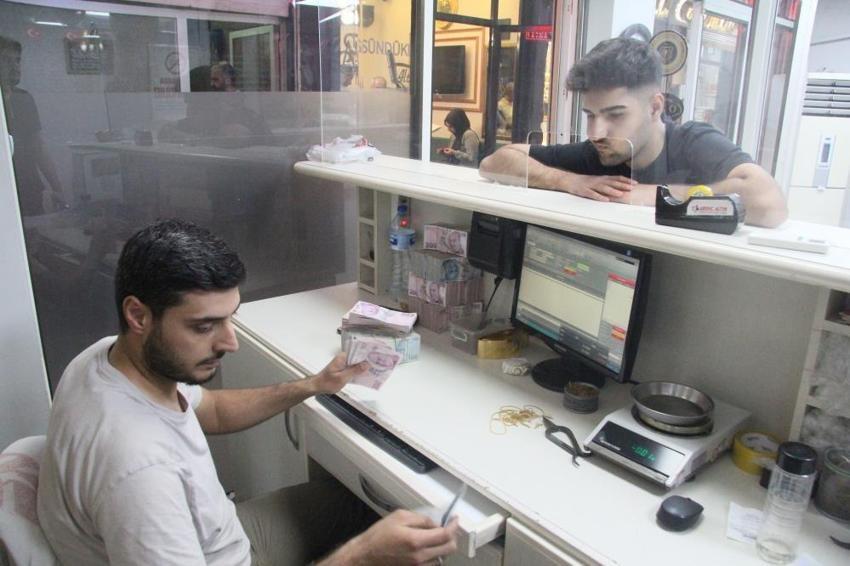 Birkaç saniye daldı, 100 bin lira verdi! Altın hesabı kameraya böyle yansıdı