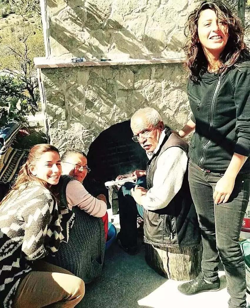 Metin Akpınar'ın ikiz kızlarından sürpriz paylaşım! 'Adile annemize gidiyoruz'