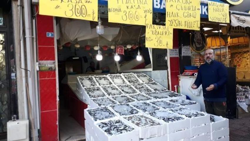 Tezgahlar hamsi ile doldu! Kilo fiyatlarında büyük düşüş oldu