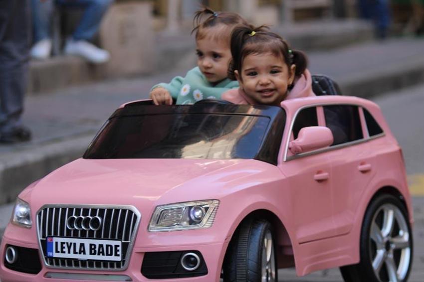 Trafik polisini görünce el kaldıran çocuklar sosyal medyada ilgi odağı oldu
