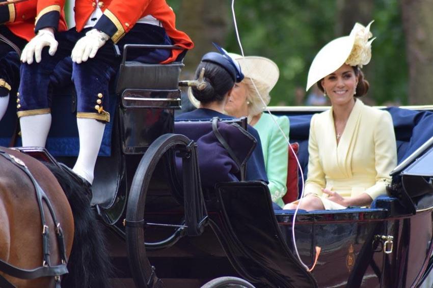 İngiliz kraliyet ailesinde Meghan Markle korkusu! İlgisiz baba, canavar üvey anne, kıymetli evlat...